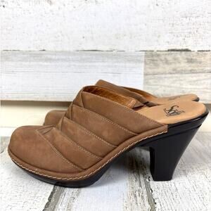 Sofft Womens 8 Tan Crisscross Pleated Leather Pattern Slip-On Mule Heels NEW